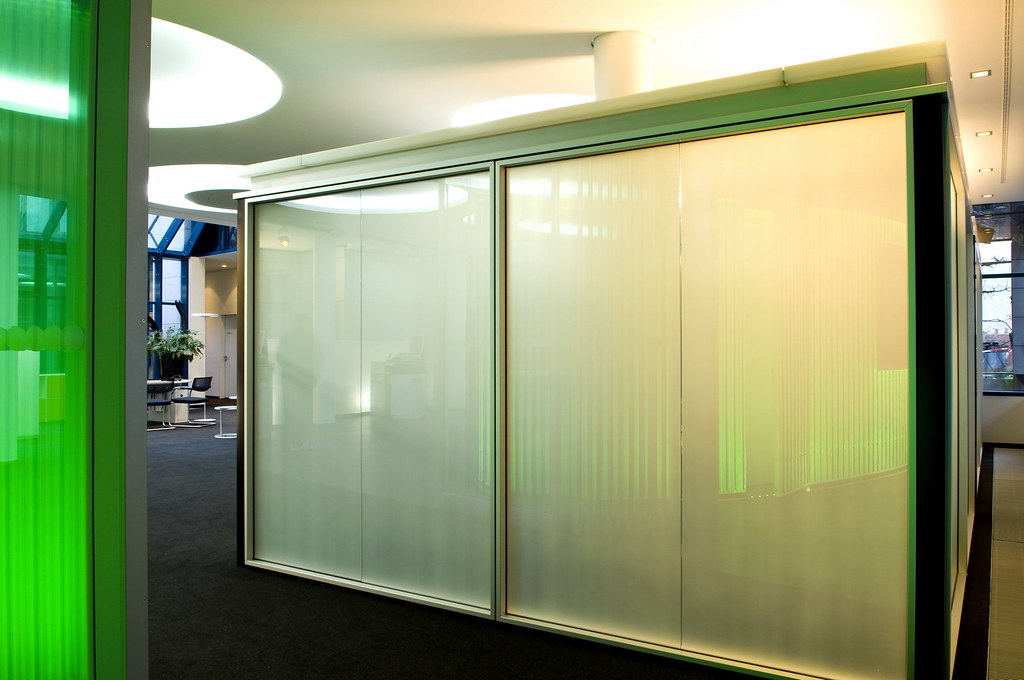 Switchable glass for sports facilities